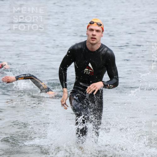 21.06.2025 - 27. Vierlanden-Triathlon Lena Gebhardt http://msf.ph/oto/8036874 15.06.2025 12:02:41 Schwimmen 1001, 1003 meine-sportfotos.de