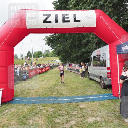 21.06.2025 - 27. Vierlanden-Triathlon MichiJ http://msf.ph/oto/8036877 15.06.2026 13:06:29 Ziel 127 meine-sportfotos.de