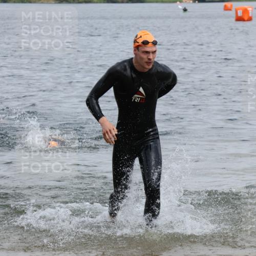 21.06.2025 - 27. Vierlanden-Triathlon Lena Gebhardt http://msf.ph/oto/8036884 15.06.2025 12:02:41 Schwimmen 1001, 1003 meine-sportfotos.de