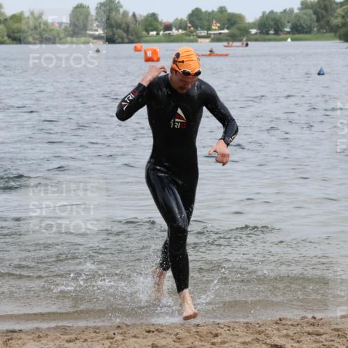 21.06.2025 - 27. Vierlanden-Triathlon Lena Gebhardt http://msf.ph/oto/8036901 15.06.2025 12:02:42 Schwimmen 1001, 1003 meine-sportfotos.de