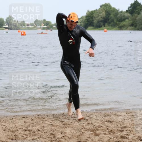 21.06.2025 - 27. Vierlanden-Triathlon Lena Gebhardt http://msf.ph/oto/8036903 15.06.2025 12:02:43 Schwimmen 1001, 1003 meine-sportfotos.de
