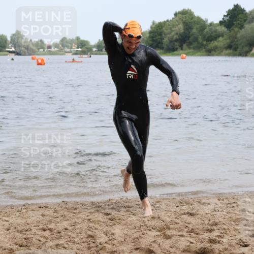 21.06.2025 - 27. Vierlanden-Triathlon Lena Gebhardt http://msf.ph/oto/8036908 15.06.2025 12:02:43 Schwimmen 1001, 1003 meine-sportfotos.de