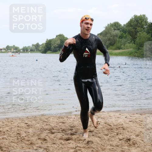 21.06.2025 - 27. Vierlanden-Triathlon Lena Gebhardt http://msf.ph/oto/8036913 15.06.2025 12:02:44 Schwimmen 1001, 1003 meine-sportfotos.de
