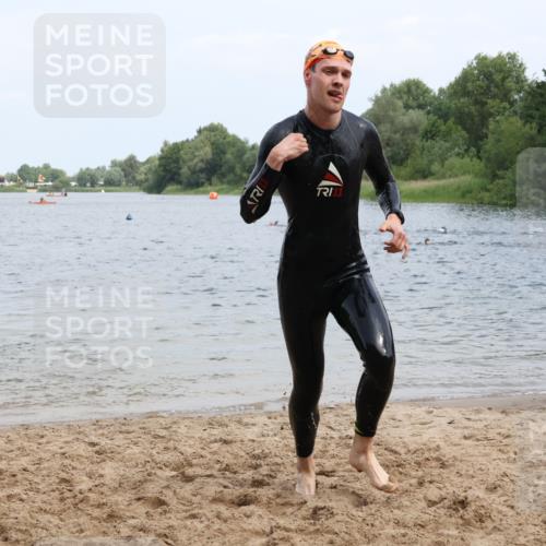21.06.2025 - 27. Vierlanden-Triathlon Lena Gebhardt http://msf.ph/oto/8036918 15.06.2025 12:02:44 Schwimmen 1001, 1003 meine-sportfotos.de