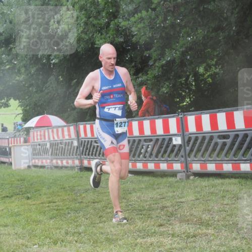 21.06.2025 - 27. Vierlanden-Triathlon KatJ http://msf.ph/oto/8036947 15.06.2025 14:16:01 Ziel 1277 meine-sportfotos.de