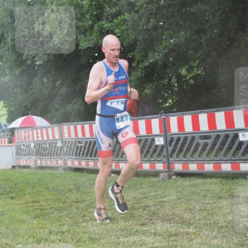 21.06.2025 - 27. Vierlanden-Triathlon KatJ http://msf.ph/oto/8036952 15.06.2025 14:16:01 Ziel 1277 meine-sportfotos.de