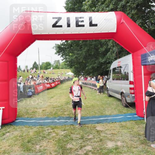 21.06.2025 - 27. Vierlanden-Triathlon MichiJ http://msf.ph/oto/8036956 15.06.2026 13:06:31 Ziel 127 meine-sportfotos.de