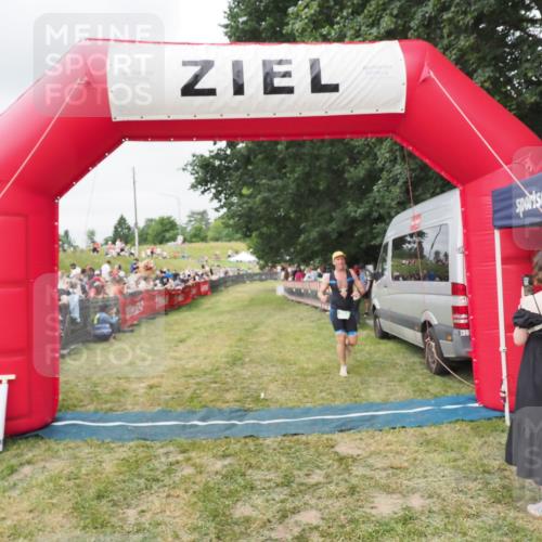 21.06.2025 - 27. Vierlanden-Triathlon MichiJ http://msf.ph/oto/8036987 15.06.2026 13:06:53 Ziel 654 meine-sportfotos.de