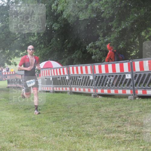 21.06.2025 - 27. Vierlanden-Triathlon KatJ http://msf.ph/oto/8037003 15.06.2025 14:16:14 Ziel 1253 meine-sportfotos.de