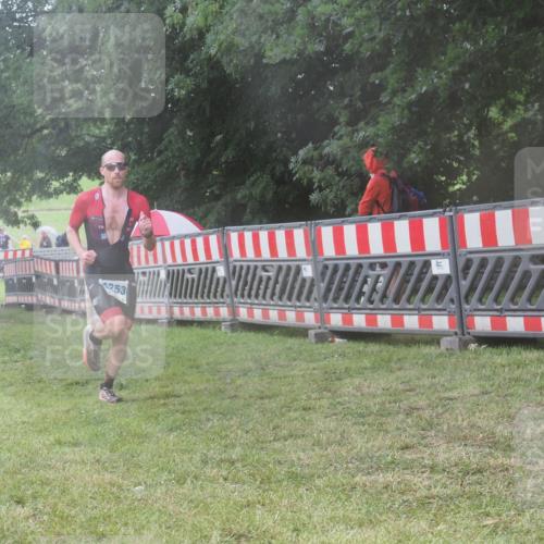 21.06.2025 - 27. Vierlanden-Triathlon KatJ http://msf.ph/oto/8037007 15.06.2025 14:16:15 Ziel 1253 meine-sportfotos.de