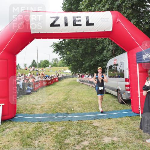 21.06.2025 - 27. Vierlanden-Triathlon MichiJ http://msf.ph/oto/8037013 15.06.2026 13:06:53 Ziel 654 meine-sportfotos.de