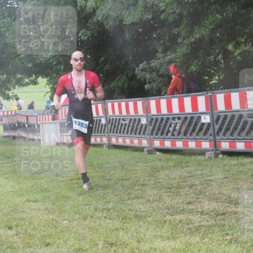 21.06.2025 - 27. Vierlanden-Triathlon KatJ http://msf.ph/oto/8037021 15.06.2025 14:16:15 Ziel 1253 meine-sportfotos.de