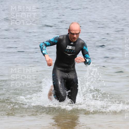 21.06.2025 - 27. Vierlanden-Triathlon Lena Gebhardt http://msf.ph/oto/8037022 15.06.2025 12:03:07 Schwimmen 999, 1002 meine-sportfotos.de
