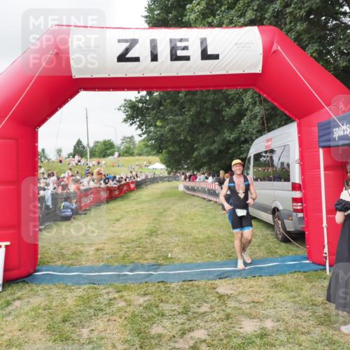 21.06.2025 - 27. Vierlanden-Triathlon MichiJ http://msf.ph/oto/8037025 15.06.2026 13:06:54 Ziel 654 meine-sportfotos.de
