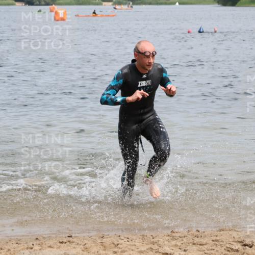 21.06.2025 - 27. Vierlanden-Triathlon Lena Gebhardt http://msf.ph/oto/8037026 15.06.2025 12:03:08 Schwimmen 999, 1002 meine-sportfotos.de