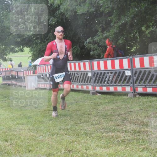 21.06.2025 - 27. Vierlanden-Triathlon KatJ http://msf.ph/oto/8037028 15.06.2025 14:16:15 Ziel 1253 meine-sportfotos.de
