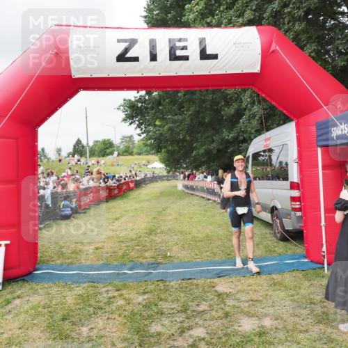 21.06.2025 - 27. Vierlanden-Triathlon MichiJ http://msf.ph/oto/8037031 15.06.2026 13:06:54 Ziel 654 meine-sportfotos.de