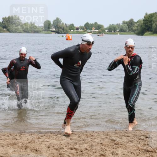 21.06.2025 - 27. Vierlanden-Triathlon Lena Gebhardt http://msf.ph/oto/8037080 15.06.2025 12:03:26 Schwimmen 1004, 1005, 1006, 1007, 1008 meine-sportfotos.de
