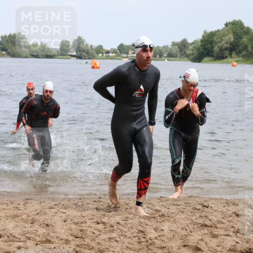 21.06.2025 - 27. Vierlanden-Triathlon Lena Gebhardt http://msf.ph/oto/8037090 15.06.2025 12:03:27 Schwimmen 1004, 1005, 1006, 1007, 1008 meine-sportfotos.de
