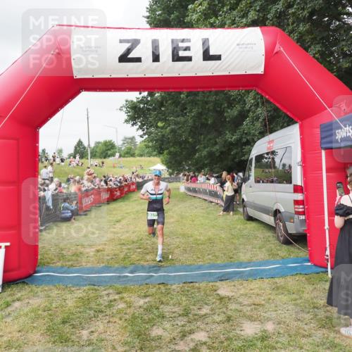 21.06.2025 - 27. Vierlanden-Triathlon MichiJ http://msf.ph/oto/8037102 15.06.2026 13:07:23 Ziel 831 meine-sportfotos.de