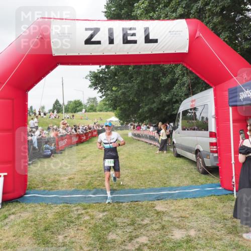 21.06.2025 - 27. Vierlanden-Triathlon MichiJ http://msf.ph/oto/8037117 15.06.2026 13:07:23 Ziel 831 meine-sportfotos.de