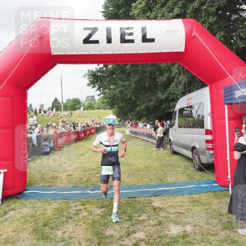 21.06.2025 - 27. Vierlanden-Triathlon MichiJ http://msf.ph/oto/8037126 15.06.2026 13:07:23 Ziel 831 meine-sportfotos.de
