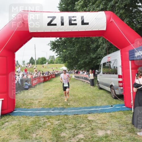 21.06.2025 - 27. Vierlanden-Triathlon MichiJ http://msf.ph/oto/8037138 15.06.2026 13:07:40 Ziel 676 meine-sportfotos.de