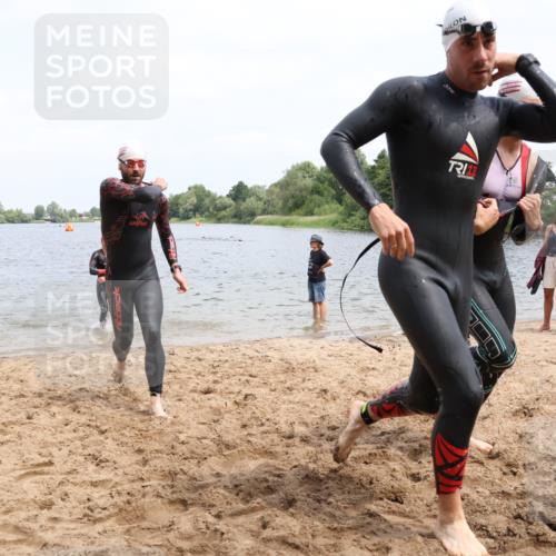 21.06.2025 - 27. Vierlanden-Triathlon Lena Gebhardt http://msf.ph/oto/8037142 15.06.2025 12:03:29 Schwimmen 1004, 1005, 1006, 1007, 1008 meine-sportfotos.de