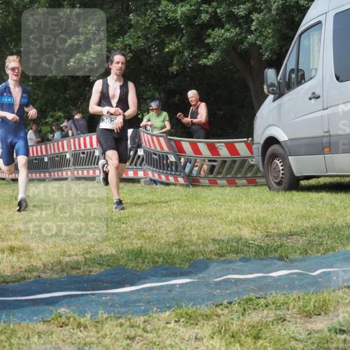 21.06.2025 - 27. Vierlanden-Triathlon KatJ http://msf.ph/oto/8037146 15.06.2025 11:27:08 Schwimmen 886, 961 meine-sportfotos.de