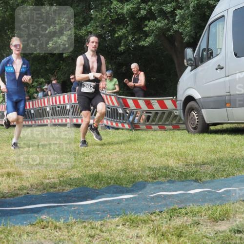 21.06.2025 - 27. Vierlanden-Triathlon KatJ http://msf.ph/oto/8037152 15.06.2025 11:27:09 Schwimmen 886, 961 meine-sportfotos.de
