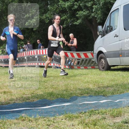 21.06.2025 - 27. Vierlanden-Triathlon KatJ http://msf.ph/oto/8037154 15.06.2025 11:27:09 Schwimmen 886, 961 meine-sportfotos.de