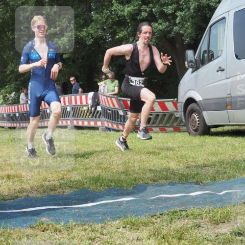 21.06.2025 - 27. Vierlanden-Triathlon KatJ http://msf.ph/oto/8037163 15.06.2025 11:27:09 Schwimmen 886, 961 meine-sportfotos.de