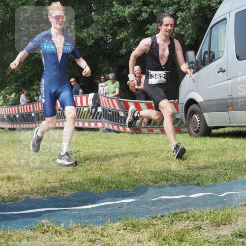21.06.2025 - 27. Vierlanden-Triathlon KatJ http://msf.ph/oto/8037168 15.06.2025 11:27:09 Schwimmen 886, 961 meine-sportfotos.de