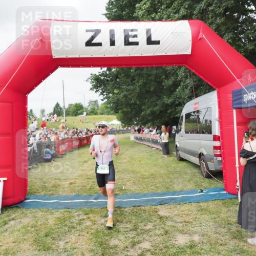 21.06.2025 - 27. Vierlanden-Triathlon MichiJ http://msf.ph/oto/8037179 15.06.2026 13:07:41 Ziel 676 meine-sportfotos.de