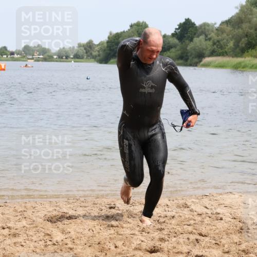 21.06.2025 - 27. Vierlanden-Triathlon Lena Gebhardt http://msf.ph/oto/8037207 15.06.2025 12:03:55 Schwimmen 994 meine-sportfotos.de