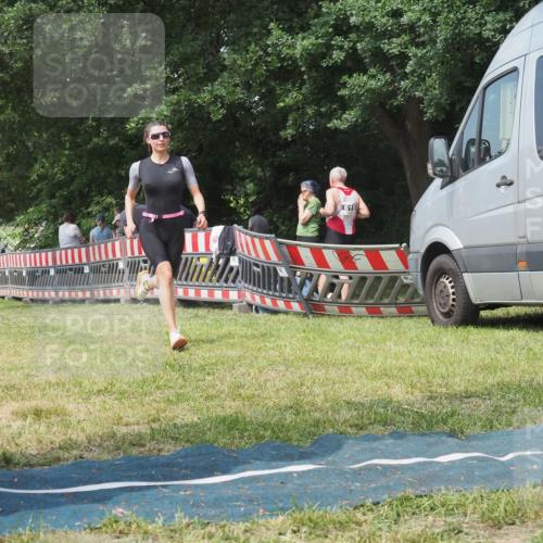 21.06.2025 - 27. Vierlanden-Triathlon KatJ http://msf.ph/oto/8037210 15.06.2025 11:27:21 Schwimmen 884, 886, 961 meine-sportfotos.de