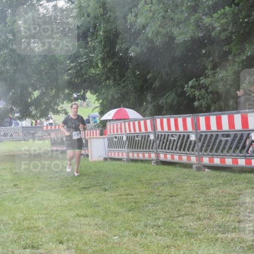 21.06.2025 - 27. Vierlanden-Triathlon KatJ http://msf.ph/oto/8037211 15.06.2025 14:17:56 Ziel 1212 meine-sportfotos.de