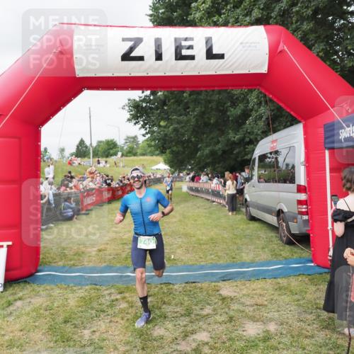 21.06.2025 - 27. Vierlanden-Triathlon MichiJ http://msf.ph/oto/8037220 15.06.2026 13:08:28 Ziel 685, 740 meine-sportfotos.de