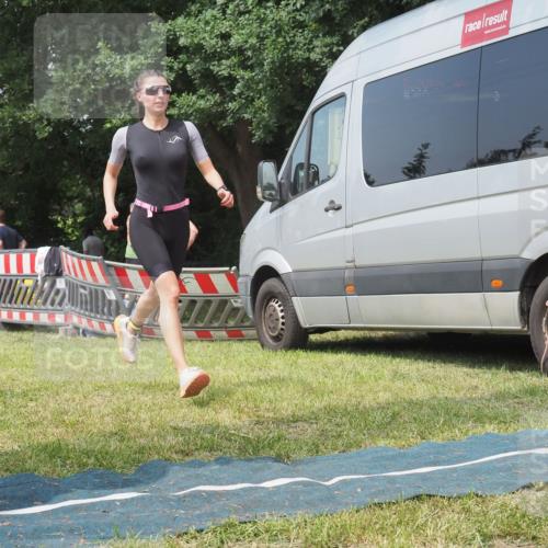 21.06.2025 - 27. Vierlanden-Triathlon KatJ http://msf.ph/oto/8037221 15.06.2025 11:27:22 Schwimmen 884, 886 meine-sportfotos.de