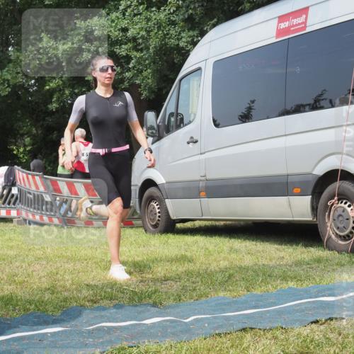21.06.2025 - 27. Vierlanden-Triathlon KatJ http://msf.ph/oto/8037229 15.06.2025 11:27:22 Schwimmen 884, 886 meine-sportfotos.de