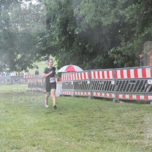 21.06.2025 - 27. Vierlanden-Triathlon KatJ http://msf.ph/oto/8037231 15.06.2025 14:17:56 Ziel 1212 meine-sportfotos.de