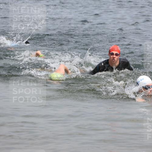 21.06.2025 - 27. Vierlanden-Triathlon Lena Gebhardt http://msf.ph/oto/8037233 15.06.2025 12:04:02 Schwimmen 994, 1009, 1010 meine-sportfotos.de