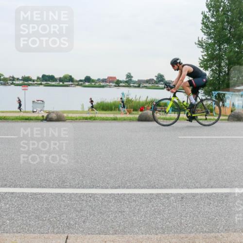 15.06.2025 - 27. Vierlanden-Triathlon H.Heesch http://msf.ph/oto/8037241 15.06.2025 10:50:47 Radfahren 18, 180, 196, 373, 592 meine-sportfotos.de