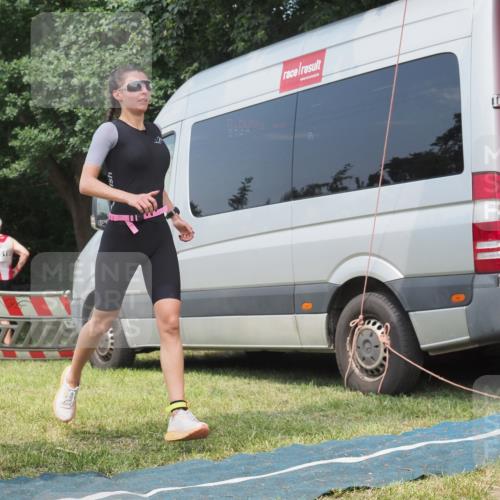21.06.2025 - 27. Vierlanden-Triathlon KatJ http://msf.ph/oto/8037242 15.06.2025 11:27:22 Schwimmen 884, 886 meine-sportfotos.de