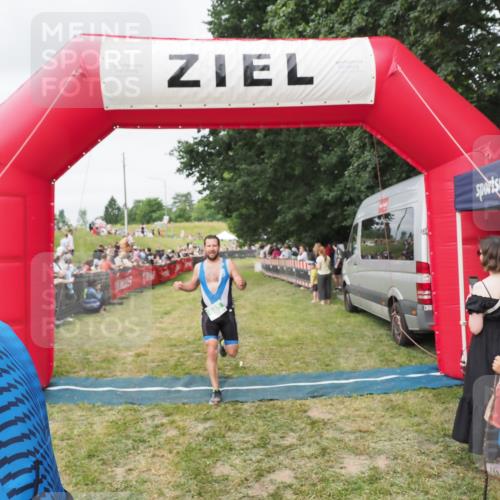 21.06.2025 - 27. Vierlanden-Triathlon MichiJ http://msf.ph/oto/8037243 15.06.2026 13:08:31 Ziel 685, 740 meine-sportfotos.de