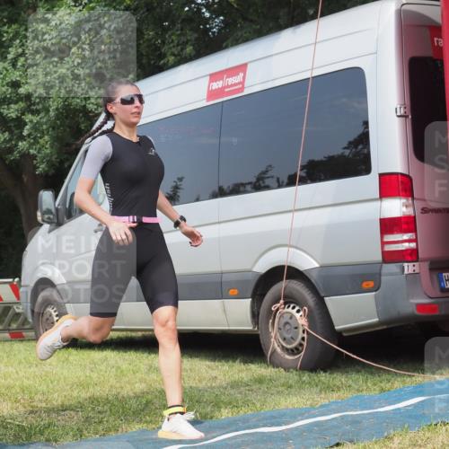 21.06.2025 - 27. Vierlanden-Triathlon KatJ http://msf.ph/oto/8037249 15.06.2025 11:27:22 Schwimmen 884, 886 meine-sportfotos.de
