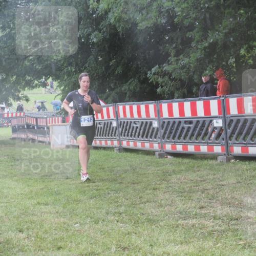 21.06.2025 - 27. Vierlanden-Triathlon KatJ http://msf.ph/oto/8037253 15.06.2025 14:17:57 Ziel 1212 meine-sportfotos.de