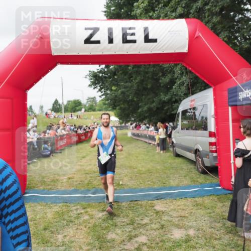 21.06.2025 - 27. Vierlanden-Triathlon MichiJ http://msf.ph/oto/8037259 15.06.2026 13:08:32 Ziel 685, 740 meine-sportfotos.de