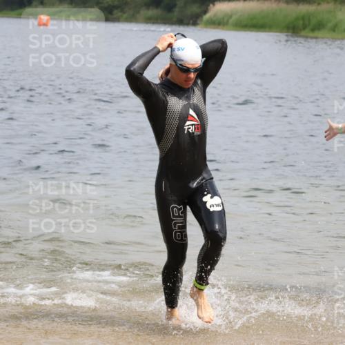 21.06.2025 - 27. Vierlanden-Triathlon Lena Gebhardt http://msf.ph/oto/8037288 15.06.2025 12:04:08 Schwimmen 1009, 1010, 1011, 1012, 1013 meine-sportfotos.de