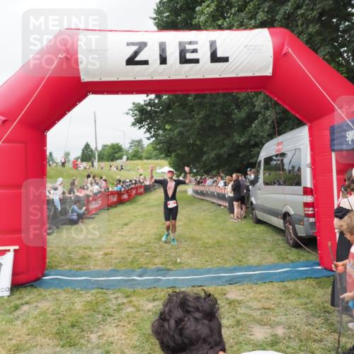 21.06.2025 - 27. Vierlanden-Triathlon MichiJ http://msf.ph/oto/8037303 15.06.2026 13:11:02 Ziel 65 meine-sportfotos.de